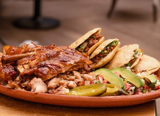 EL PERIBÁN, CARNITAS CON HISTORIA Y SABOR QUE ENAMORA EN SU NUEVA SUCURSAL DE UNIVERSIDAD