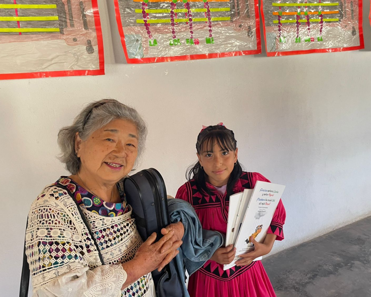 La Maestra Yuriko Kuronuma presenta su colección infantil traducida al español y al rarámuri