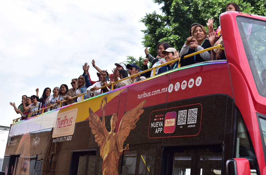 Artesanas recorren la CDMX en Turibús y participan en feria para promover el comercio justo y la cultura viva