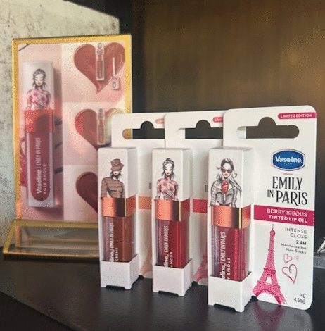 Vaseline presenta los Tinted Lip Oils que prometen un invierno de labios glowy, suaves y con un irresistible aire parisino