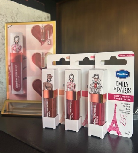 Vaseline presenta los Tinted Lip Oils que prometen un invierno de labios glowy, suaves y con un irresistible aire parisino