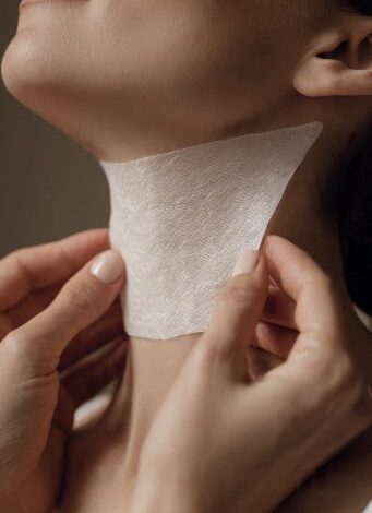 Tech Neck, cuando el uso del celular empieza a notarse en la piel