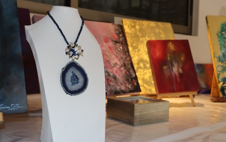 Indra Ortiz abre su taller y convierte el arte en experiencia íntima