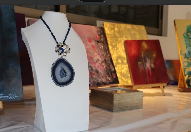 Indra Ortiz abre su taller y convierte el arte en experiencia íntima