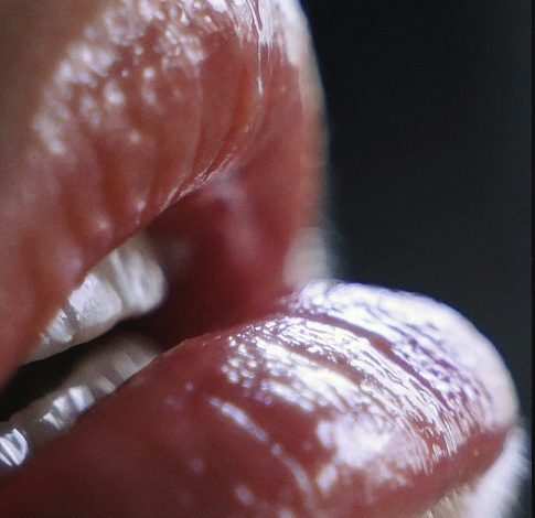 “Dewy Lips”, la tendencia de belleza que conquistará el verano