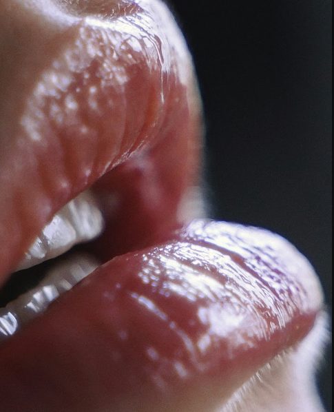“Dewy Lips”, la tendencia de belleza que conquistará el verano