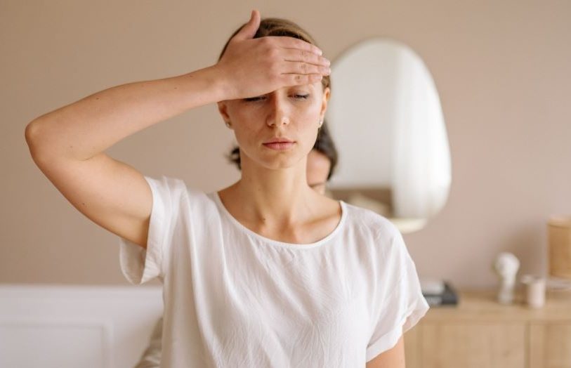 ¿Sientes que todo da vueltas? El vértigo aumenta con la edad y puede poner en riesgo el equilibrio